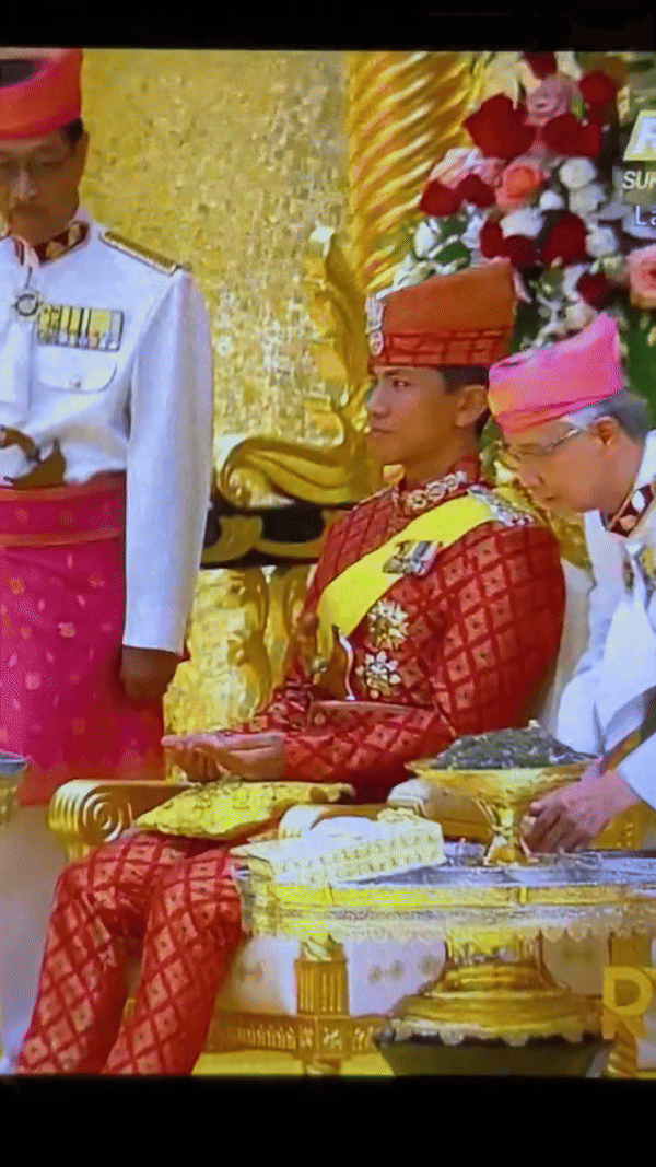 Cận cảnh đám cưới thế kỷ của Hoàng tử tỷ đô Brunei: Dát vàng thể hiện đẳng cấp, cô dâu đẹp lộng lẫy chiếm spotlight- Ảnh 5.