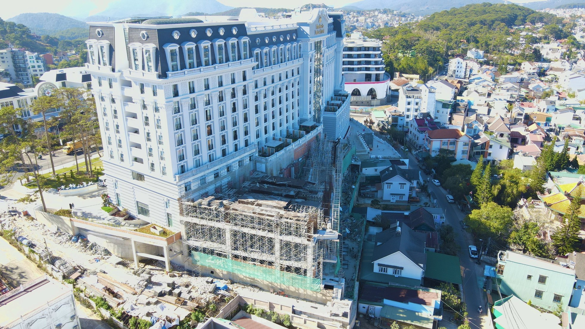 Cận cảnh khách sạn 5 sao lớn nhất Đà Lạt xây vượt phép 4.450m2 - Ảnh 4.