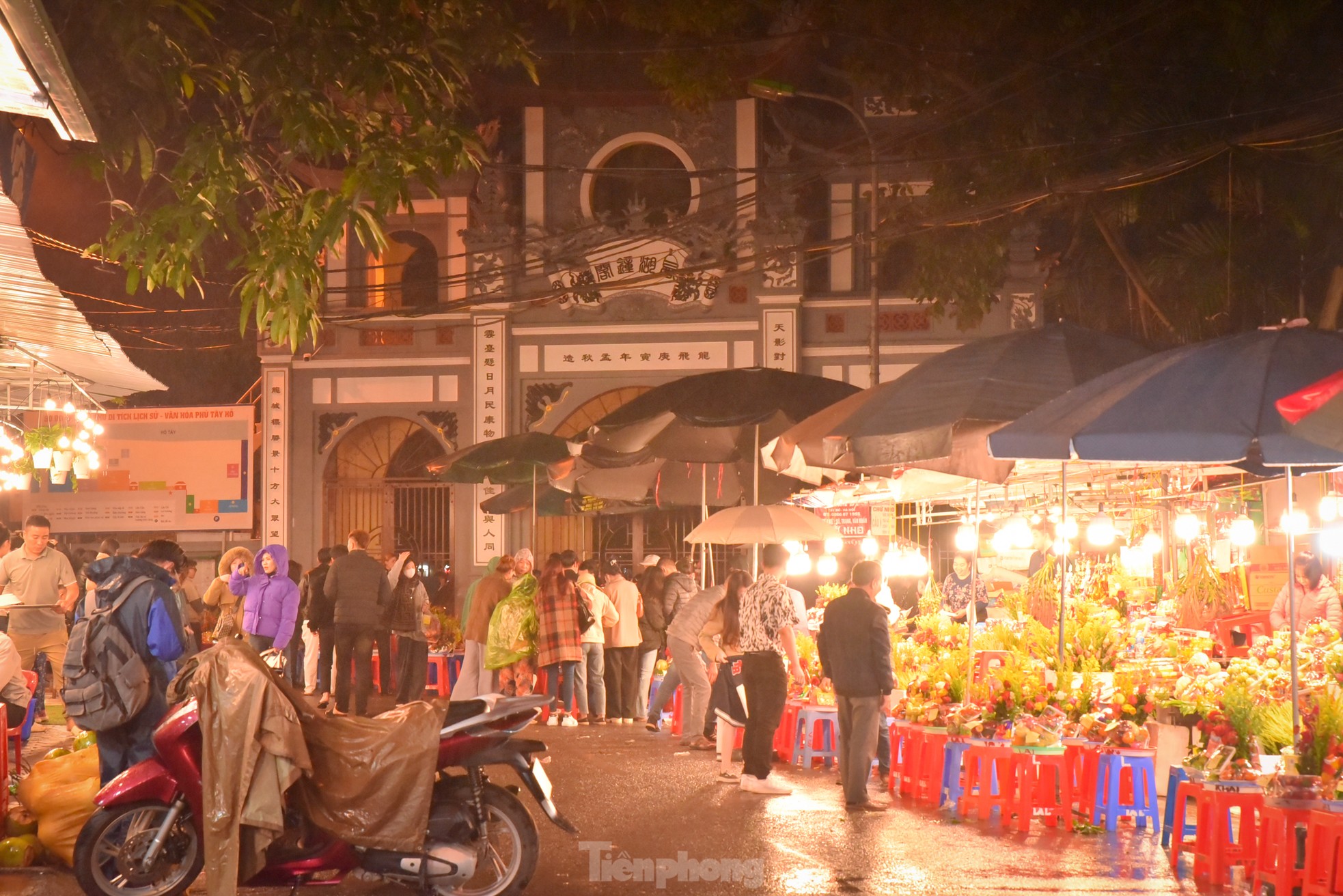 0h mùng 1 âm lịch tháng chạp, người dân chen chân vái vọng tại Phủ Tây Hồ - Ảnh 14.