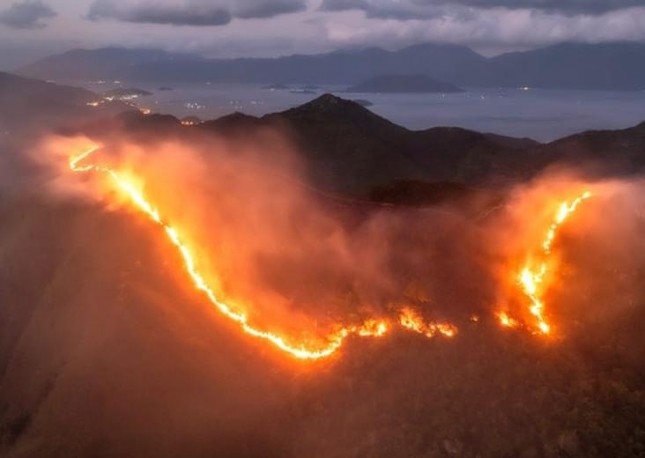 Hơn 100 người dập cháy trên núi Cô Tiên trong đêm, giải cứu 25 người cắm trại - Ảnh 3.