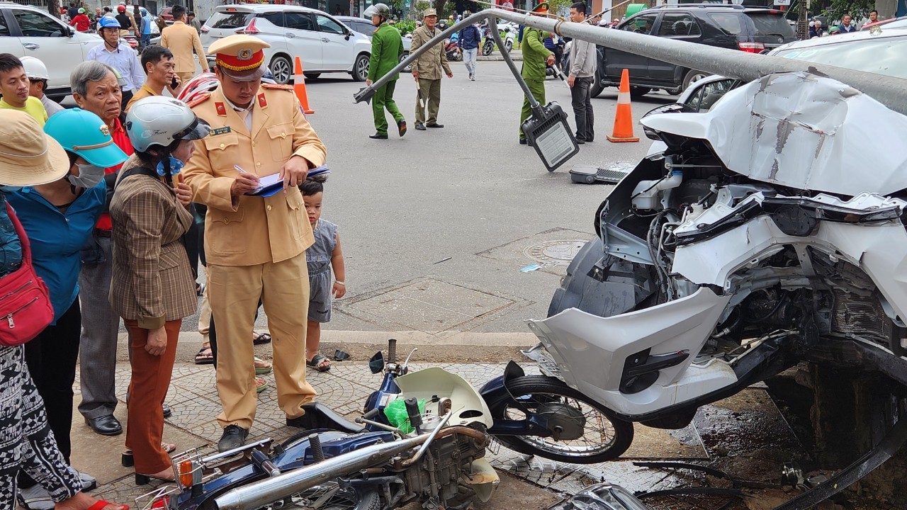 Hiện trường ô tô ‘điên’ tông bay loạt xe máy, ô tô giữa trung tâm thành phố Huế - Ảnh 8.