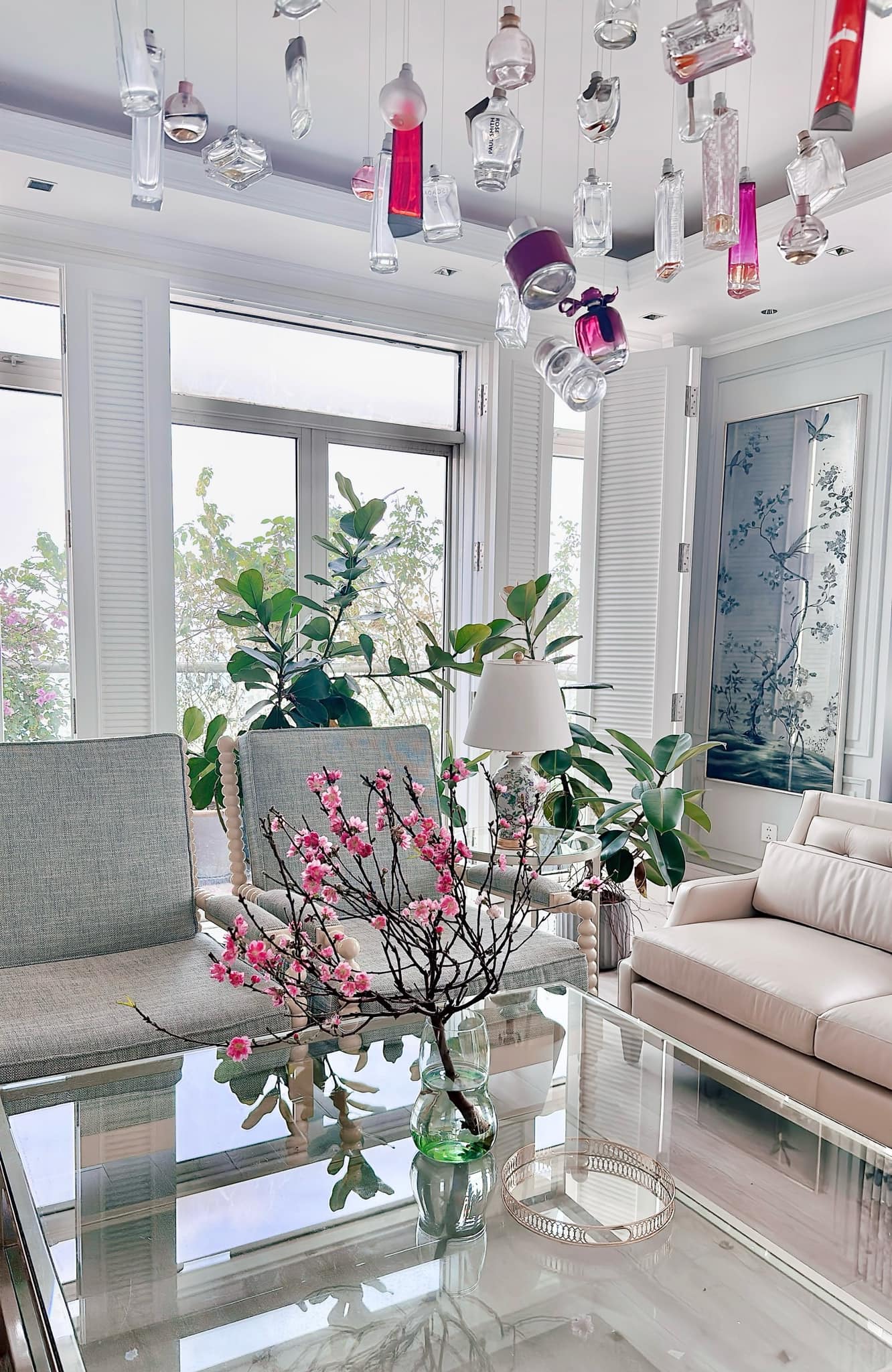 CEO Hannah Olala ''ăn Tết'' sớm: Decor căn penthouse với đào hồng - mận trắng, nhìn góc nào cũng thấy không khí xuân- Ảnh 2.
