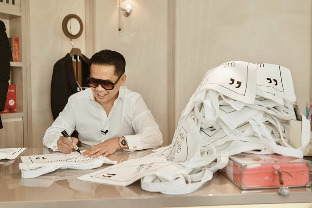 NTK Thái Công mở bán túi xách 99 nghìn đồng tại showroom xa xỉ: Được ký tặng, chụp hình thoải mái nhưng lưu ý 7 ĐIỀU - Ảnh 1.