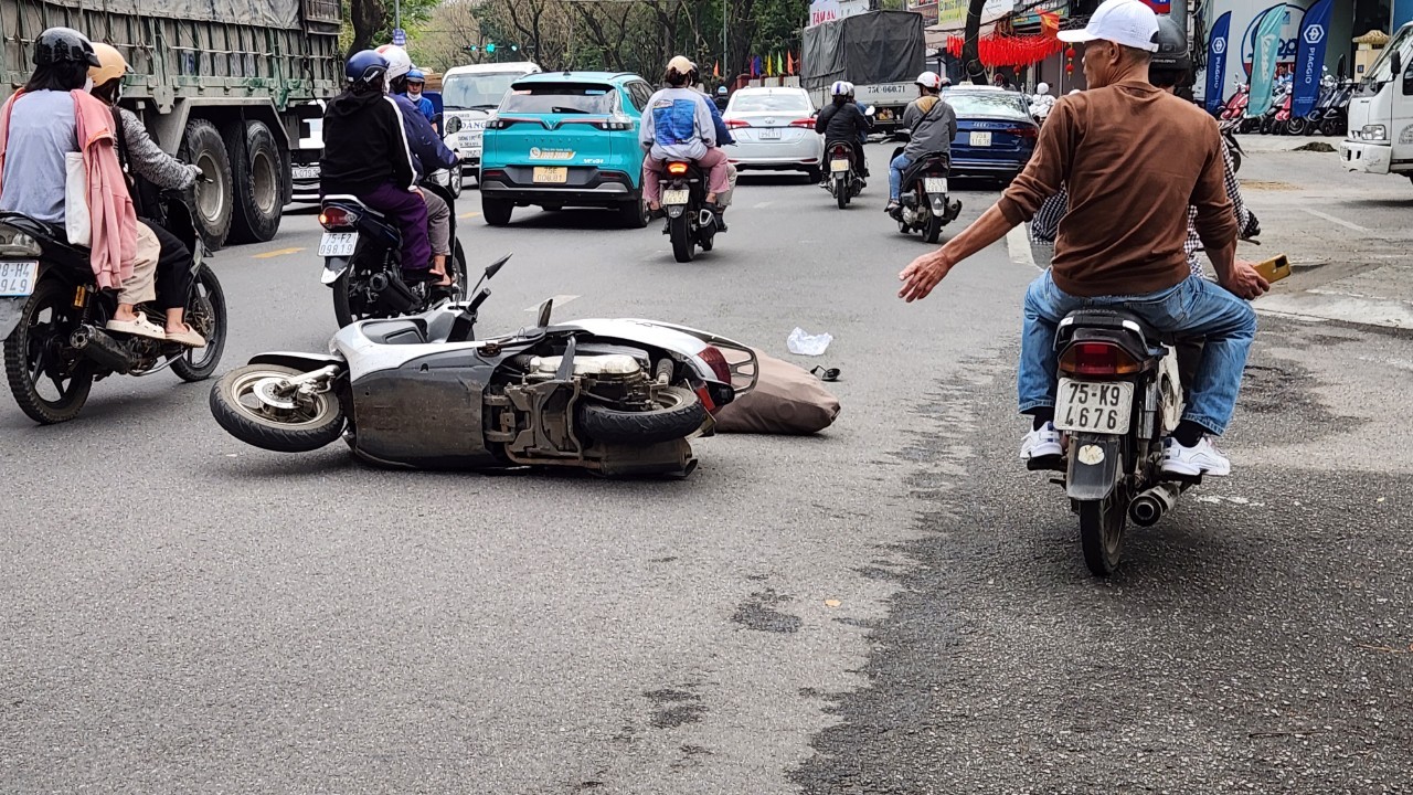 Hiện trường ô tô ‘điên’ tông bay loạt xe máy, ô tô giữa trung tâm thành phố Huế - Ảnh 1.