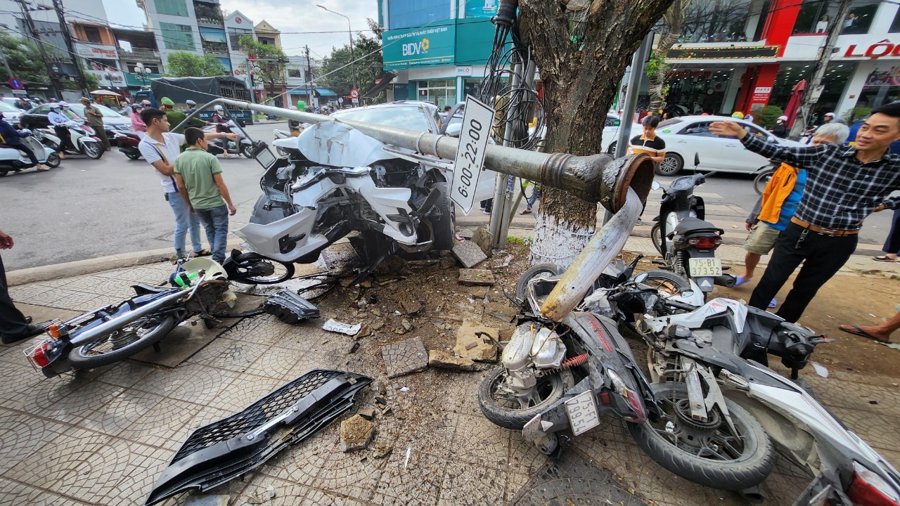Hiện trường ô tô ‘điên’ tông bay loạt xe máy, ô tô giữa trung tâm thành phố Huế - Ảnh 5.