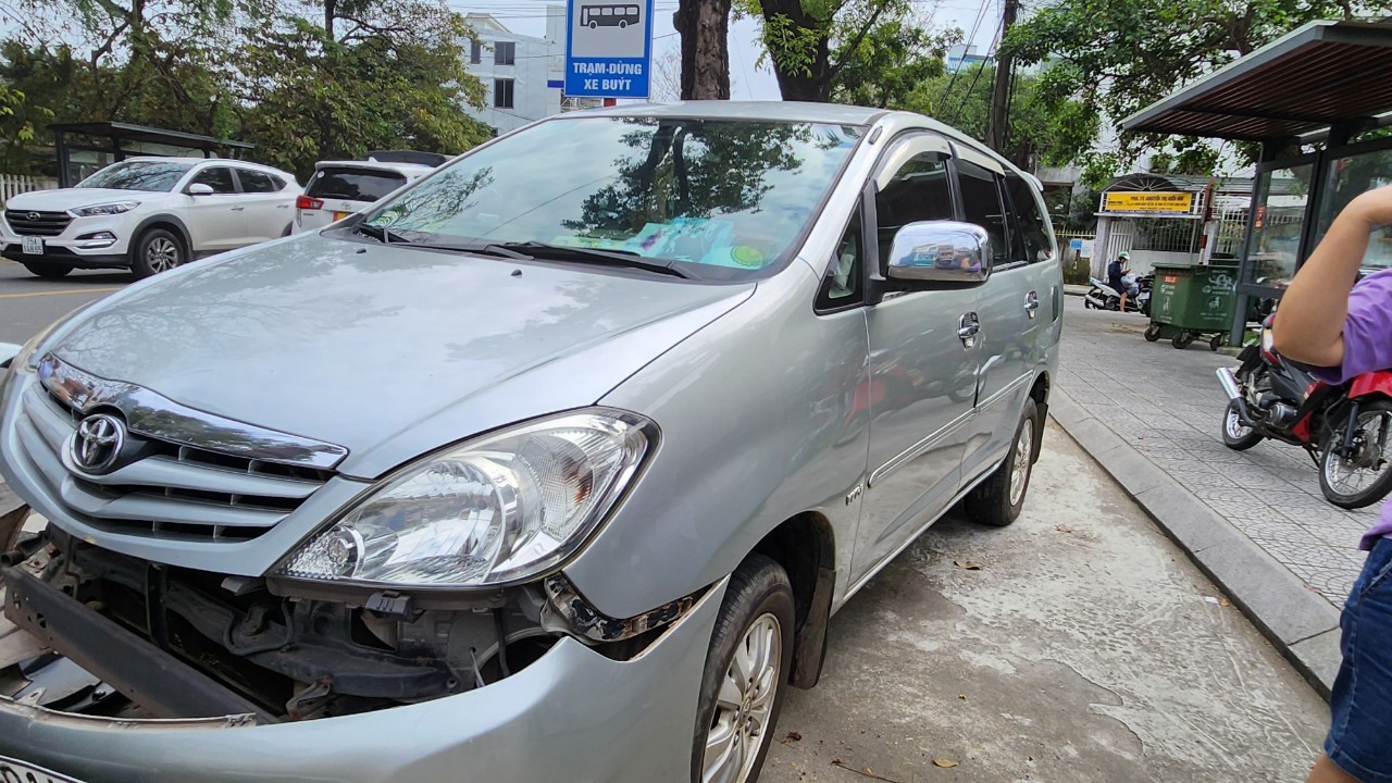 Hiện trường ô tô ‘điên’ tông bay loạt xe máy, ô tô giữa trung tâm thành phố Huế - Ảnh 2.