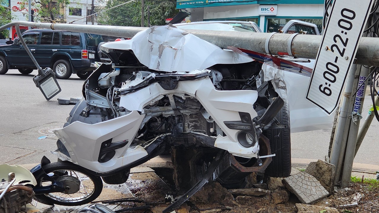 Hiện trường ô tô ‘điên’ tông bay loạt xe máy, ô tô giữa trung tâm thành phố Huế - Ảnh 4.
