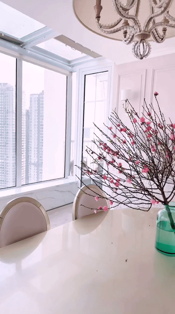 CEO Hannah Olala ''ăn Tết'' sớm: Decor căn penthouse với đào hồng - mận trắng, nhìn góc nào cũng thấy không khí xuân- Ảnh 5.