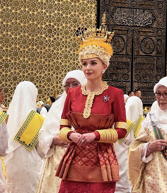 Cô dâu của Hoàng tử Brunei rạng rỡ trong loạt váy cưới hoàng gia, bùng nổ visual với khoảnh khắc mở voan che- Ảnh 7.