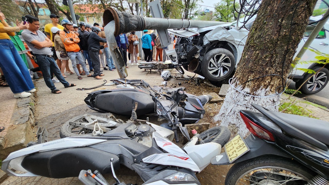 Hiện trường ô tô ‘điên’ tông bay loạt xe máy, ô tô giữa trung tâm thành phố Huế - Ảnh 3.