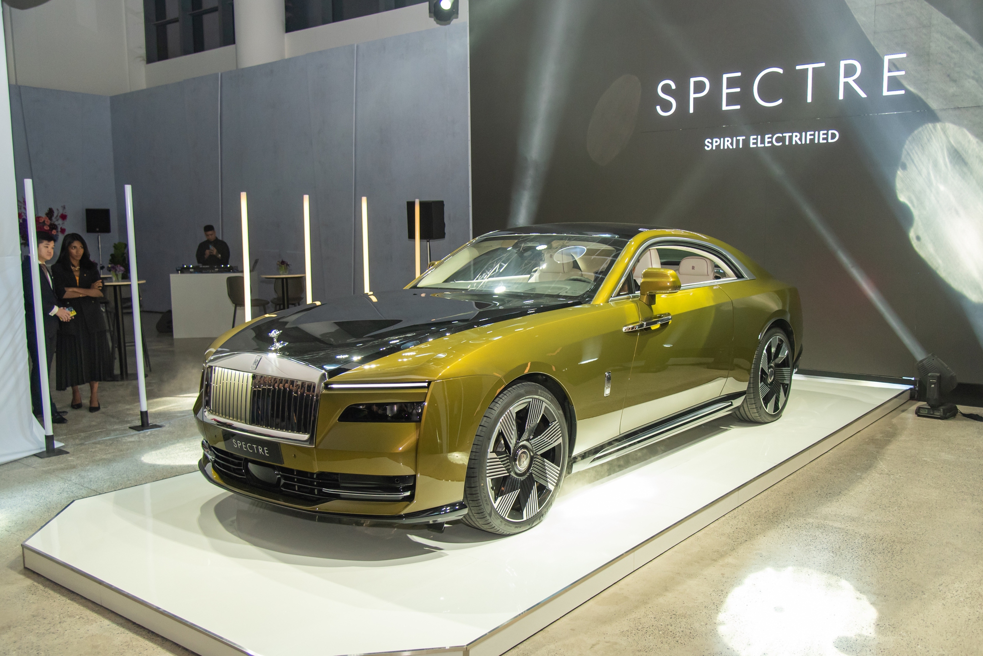 Cận cảnh Rolls-Royce Spectre vừa ra mắt Việt Nam: Giá từ 17,99 tỷ nhưng muốn ưng ý phải chi thêm vài tỷ mua option, sạc đầy mất 9 tiếng - Ảnh 2.