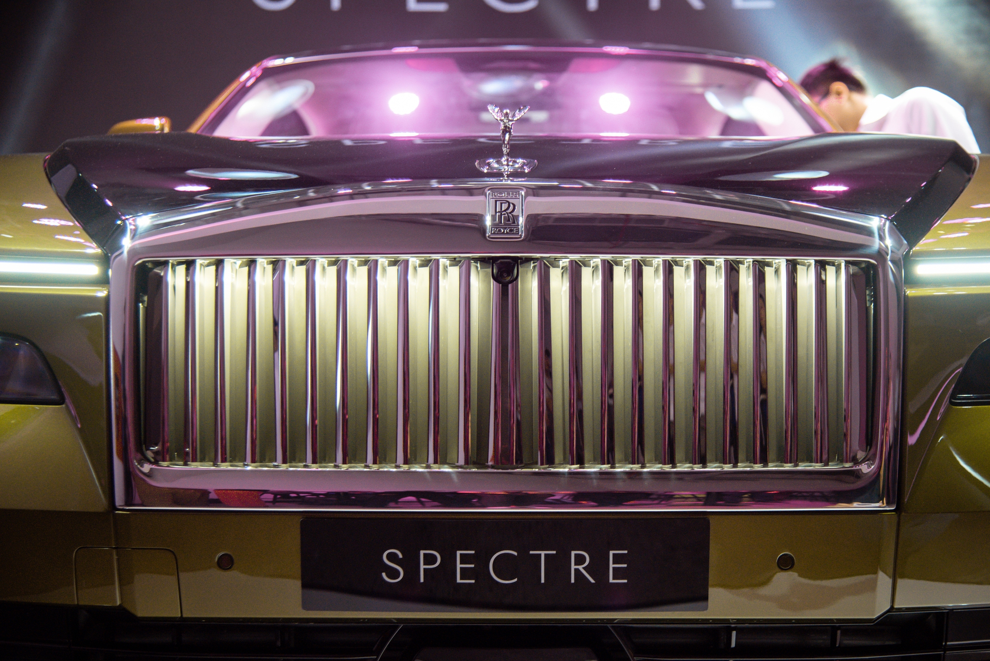 Cận cảnh Rolls-Royce Spectre vừa ra mắt Việt Nam: Giá từ 17,99 tỷ nhưng muốn ưng ý phải chi thêm vài tỷ mua option, sạc đầy mất 9 tiếng - Ảnh 7.