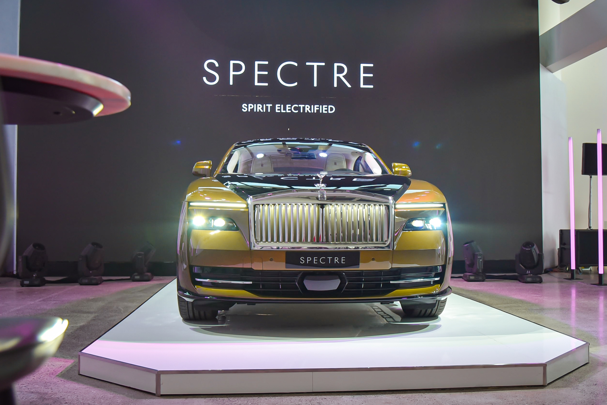 Cận cảnh Rolls-Royce Spectre vừa ra mắt Việt Nam: Giá từ 17,99 tỷ nhưng muốn ưng ý phải chi thêm vài tỷ mua option, sạc đầy mất 9 tiếng - Ảnh 1.