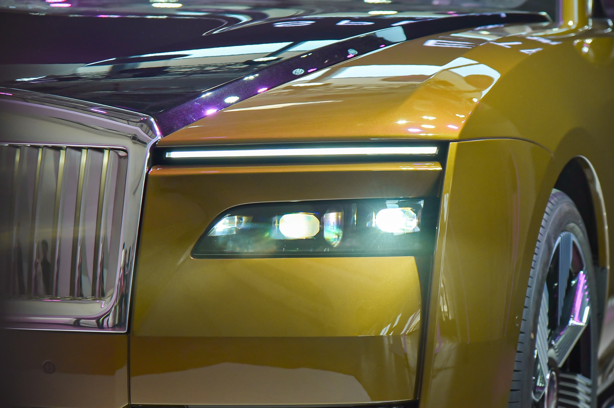 Cận cảnh Rolls-Royce Spectre vừa ra mắt Việt Nam: Giá từ 17,99 tỷ nhưng muốn ưng ý phải chi thêm vài tỷ mua option, sạc đầy mất 9 tiếng - Ảnh 8.