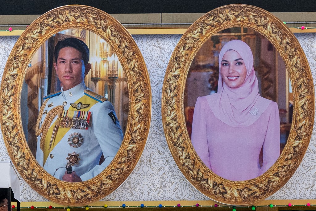 Đám cưới Hoàng tử Brunei: Cặp đôi đẹp như bước ra từ cổ tích, lễ đường xa hoa lộng lẫy đến từng chi tiết- Ảnh 4.
