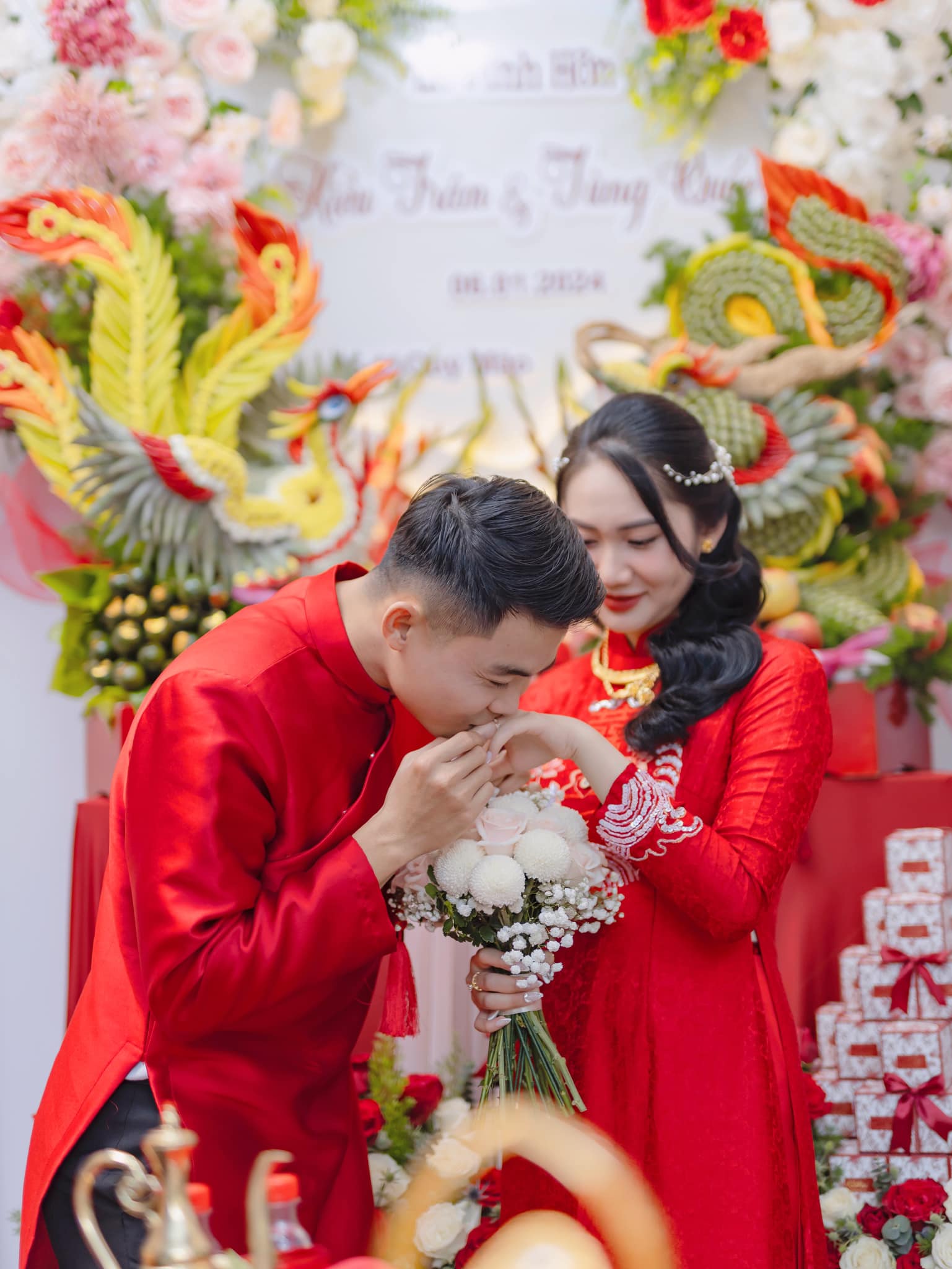 Hậu vệ đội tuyển Việt Nam tình tứ hôn vợ trong lễ ăn hỏi- Ảnh 2.
