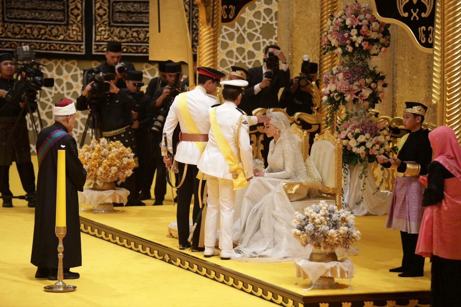 Nàng dâu Hoàng gia Brunei đẹp yêu kiều cùng mẫu váy cưới tinh tế trong đám cưới cổ tích- Ảnh 4.