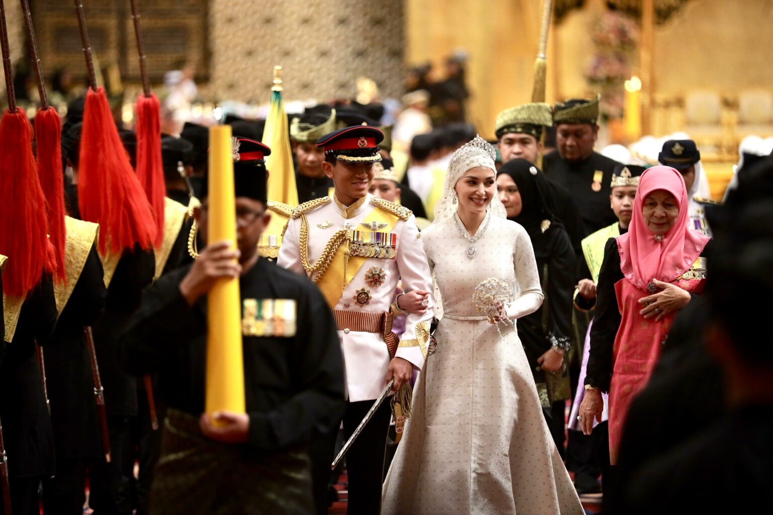 Nàng dâu Hoàng gia Brunei đẹp yêu kiều cùng mẫu váy cưới tinh tế trong đám cưới cổ tích- Ảnh 10.