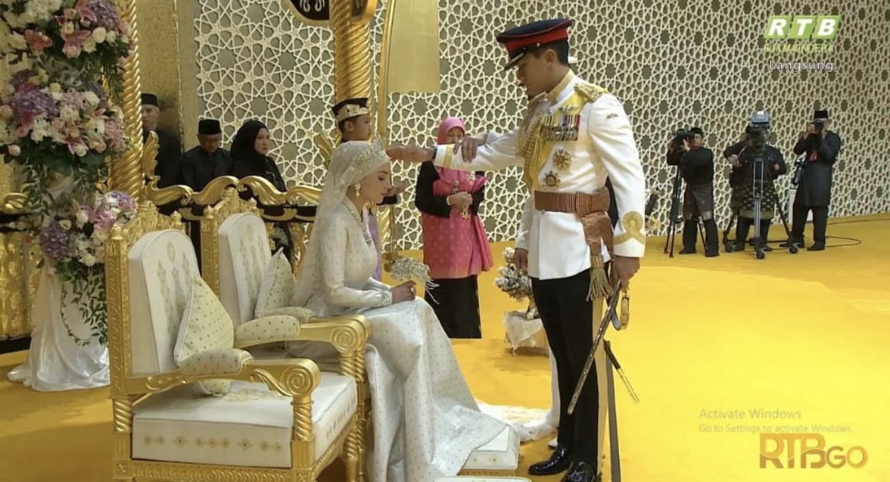 Nàng dâu Hoàng gia Brunei đẹp yêu kiều cùng mẫu váy cưới tinh tế trong đám cưới cổ tích- Ảnh 1.