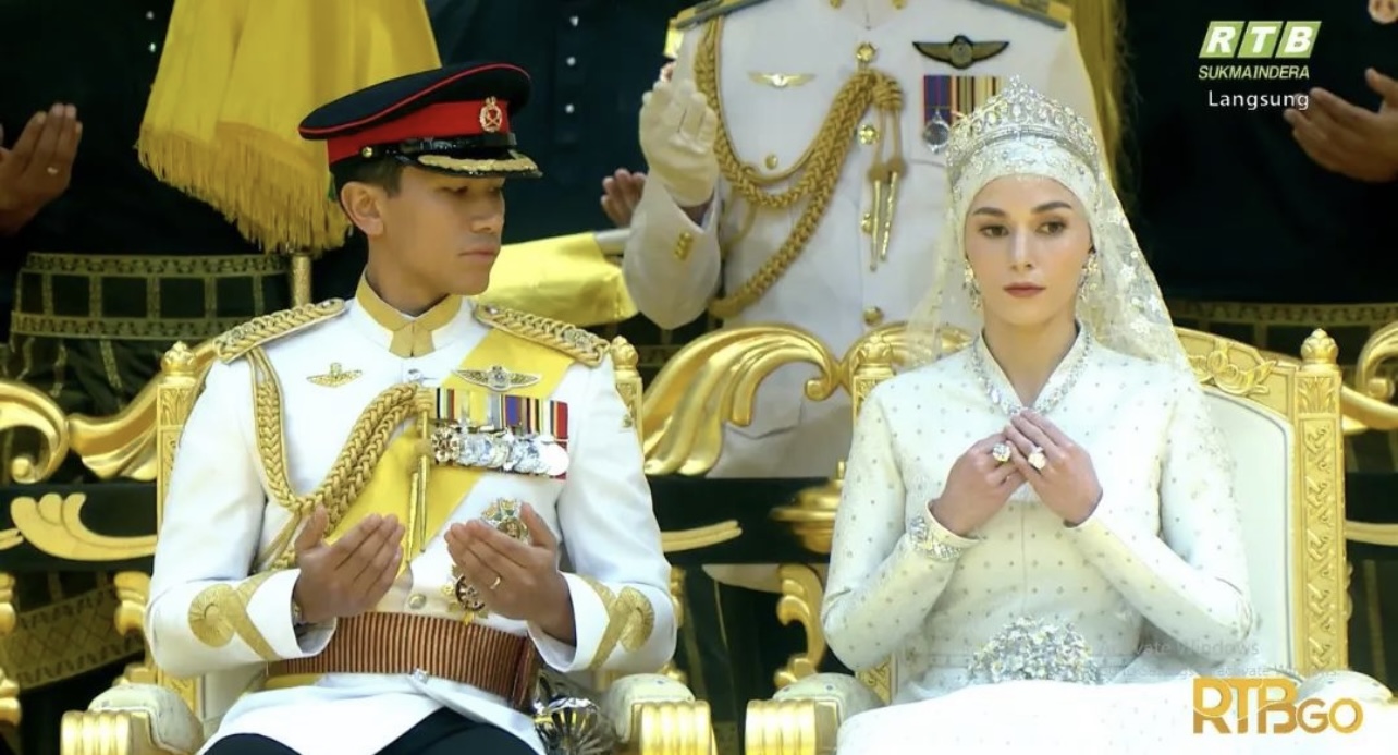Nàng dâu Hoàng gia Brunei đẹp yêu kiều cùng mẫu váy cưới tinh tế trong đám cưới cổ tích- Ảnh 2.