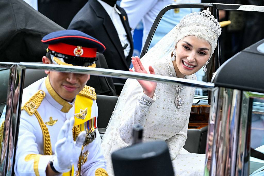 Nàng dâu Hoàng gia Brunei đẹp yêu kiều cùng mẫu váy cưới tinh tế trong đám cưới cổ tích- Ảnh 11.