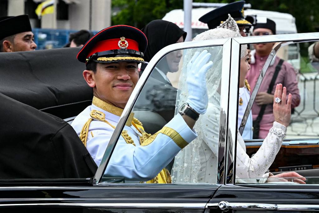 Nàng dâu Hoàng gia Brunei đẹp yêu kiều cùng mẫu váy cưới tinh tế trong đám cưới cổ tích- Ảnh 12.