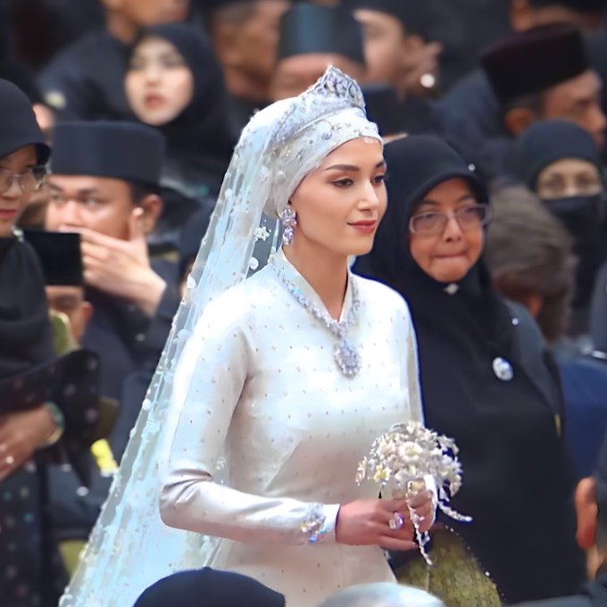 Nàng dâu Hoàng gia Brunei đẹp yêu kiều cùng mẫu váy cưới tinh tế trong đám cưới cổ tích- Ảnh 8.