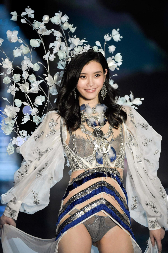 Thiên thần Victoria’s Secret vào gia tộc vua sòng bạc Macau: Tủi nhục vượt ải tuyển vợ, 5 năm chạy chỉ tiêu sinh con vẫn chưa chính thức làm dâu - Ảnh 2.