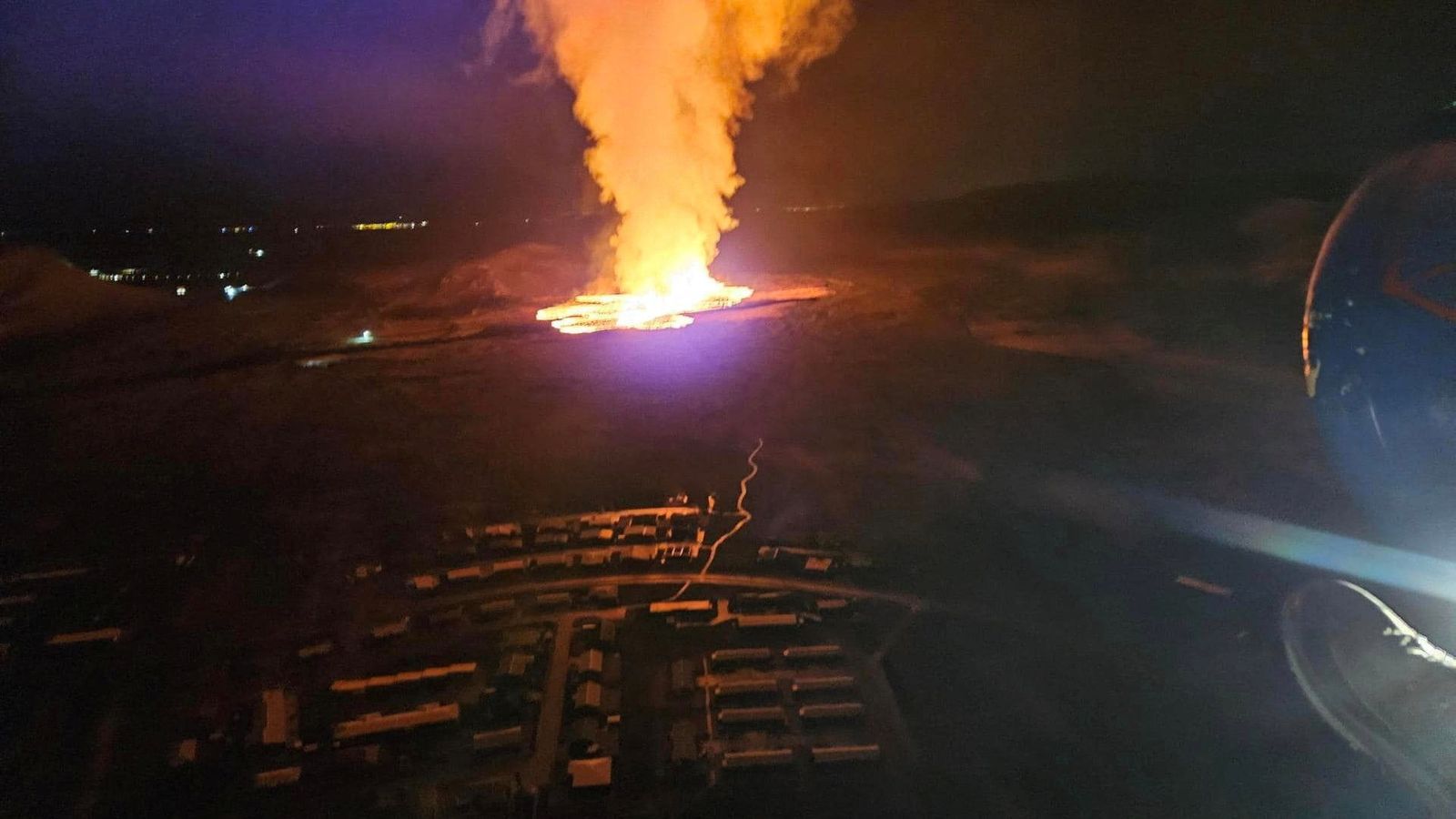 Núi lửa phun trào ở Iceland, gây nguy hiểm cho thị trấn đánh cá - Ảnh 1.