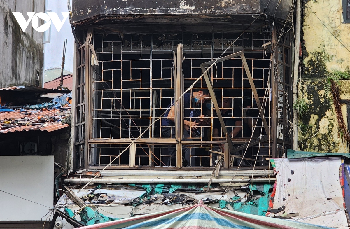 Hiện trường vụ cháy khiến 4 người tử vong tại phố Hàng Lược, Hà Nội - Ảnh 2.