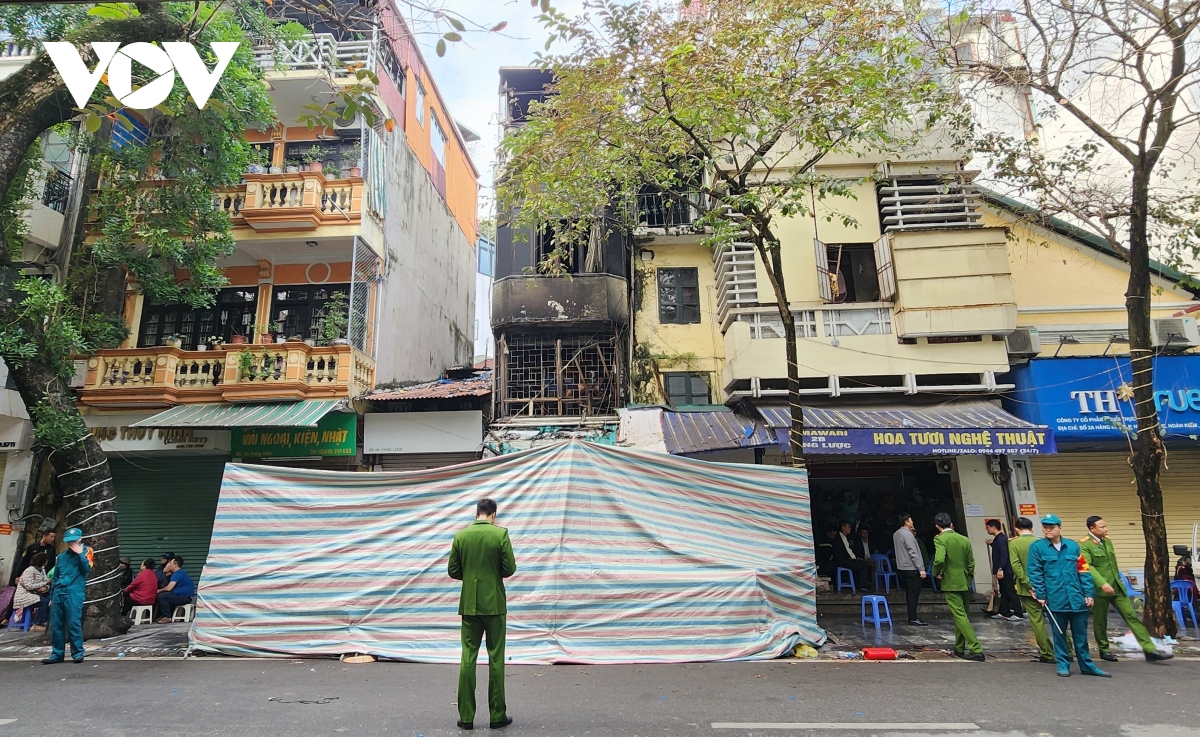 Hiện trường vụ cháy khiến 4 người tử vong tại phố Hàng Lược, Hà Nội - Ảnh 1.