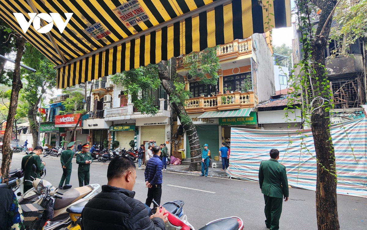 Hiện trường vụ cháy khiến 4 người tử vong tại phố Hàng Lược, Hà Nội - Ảnh 7.