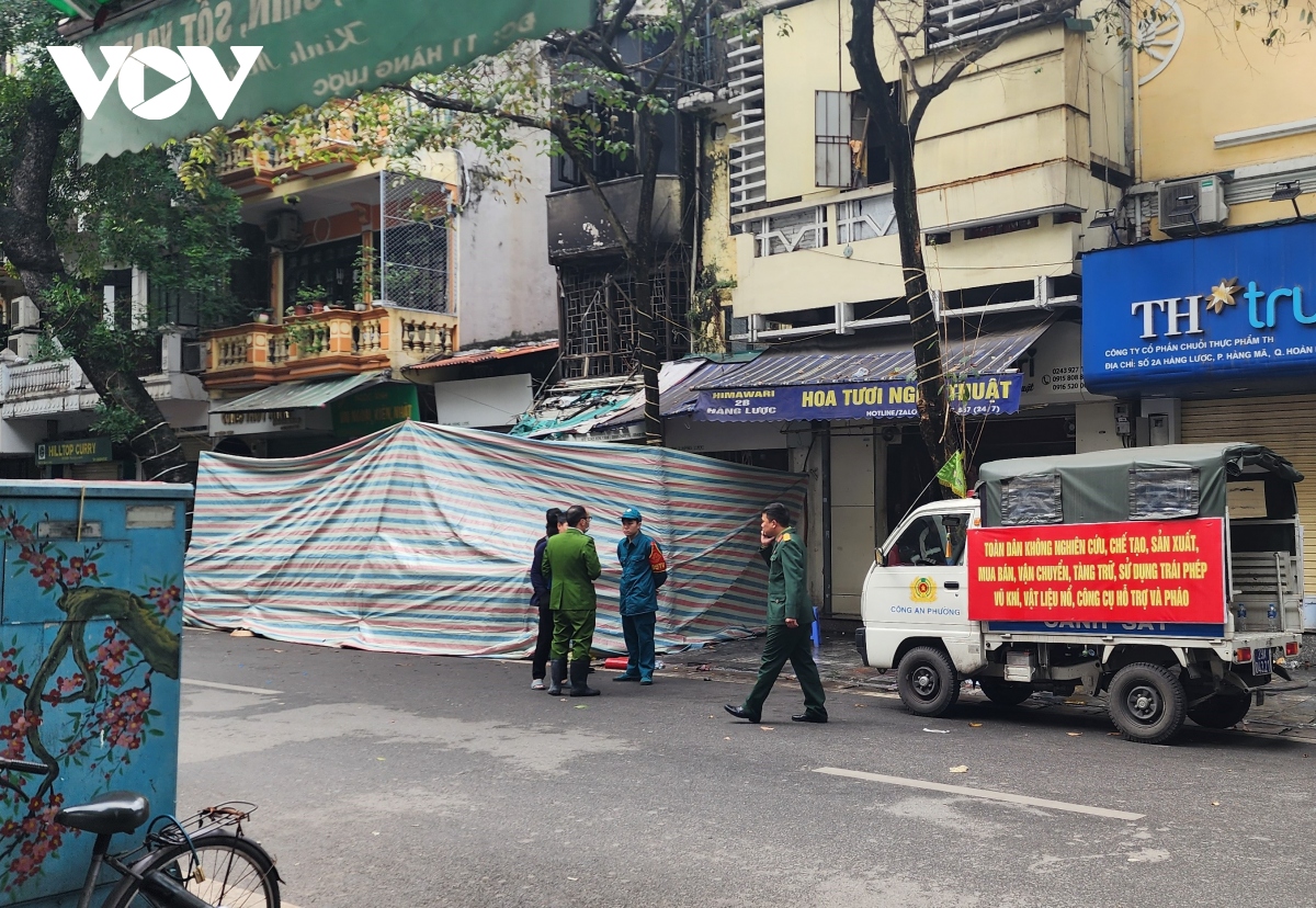 Hiện trường vụ cháy khiến 4 người tử vong tại phố Hàng Lược, Hà Nội - Ảnh 5.