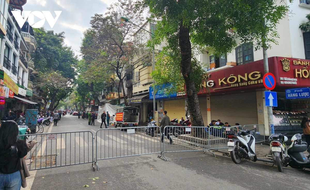 Hiện trường vụ cháy khiến 4 người tử vong tại phố Hàng Lược, Hà Nội - Ảnh 4.