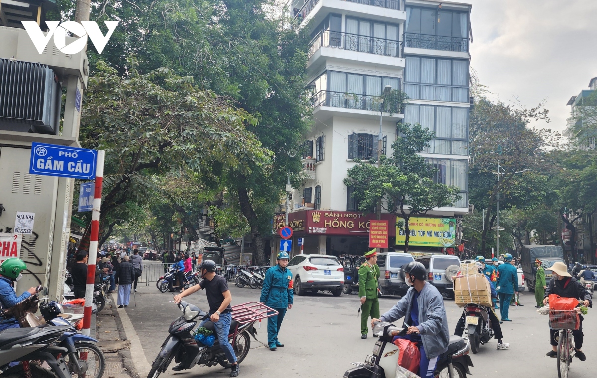 Hiện trường vụ cháy khiến 4 người tử vong tại phố Hàng Lược, Hà Nội - Ảnh 6.