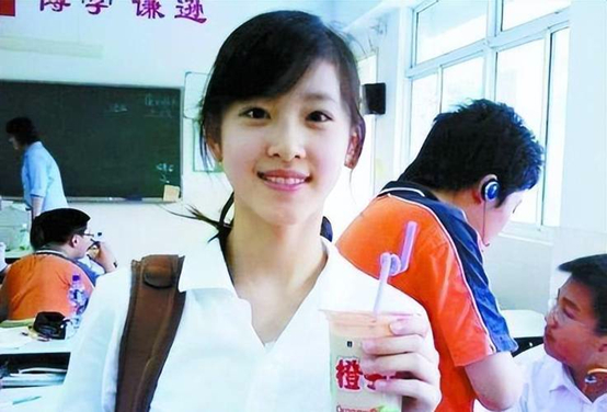 &quot;Hot girl trà sữa&quot; năm nào giờ đã là nữ tỷ phú trẻ nhất Trung Quốc: Cởi bỏ nét thuần khiết để khoác lên mình sự chín chắn thành đạt - Ảnh 6.