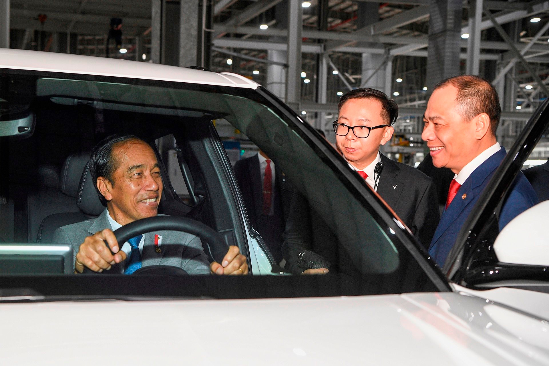Vừa được Tổng thống Indonesia chào mừng đầu tư, hãng xe điện của ông Phạm Nhật Vượng đã phải chạm trán với 'ông trùm' số 1 thế giới - Ảnh 2.