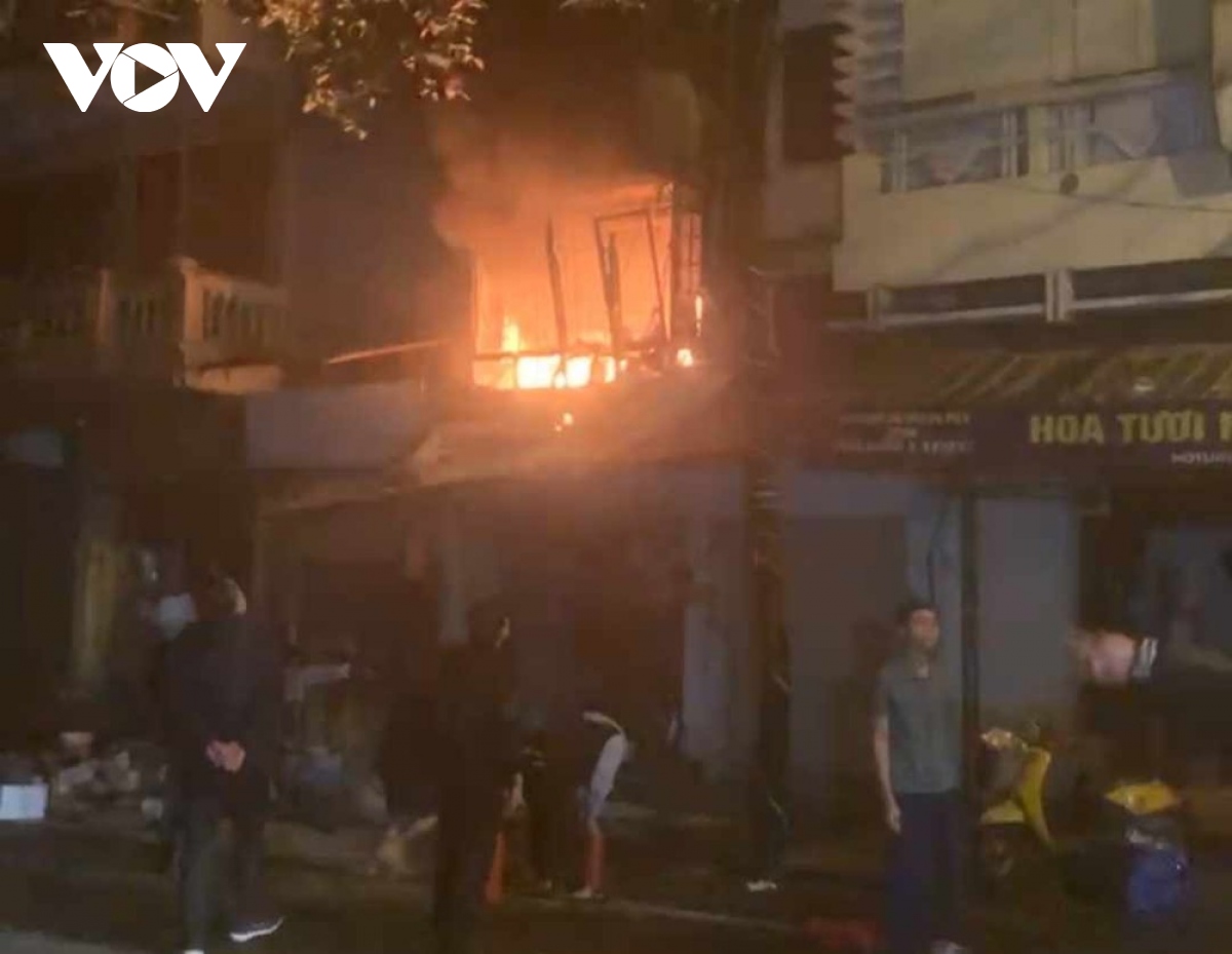 Hiện trường vụ cháy khiến 4 người tử vong tại phố Hàng Lược, Hà Nội - Ảnh 8.