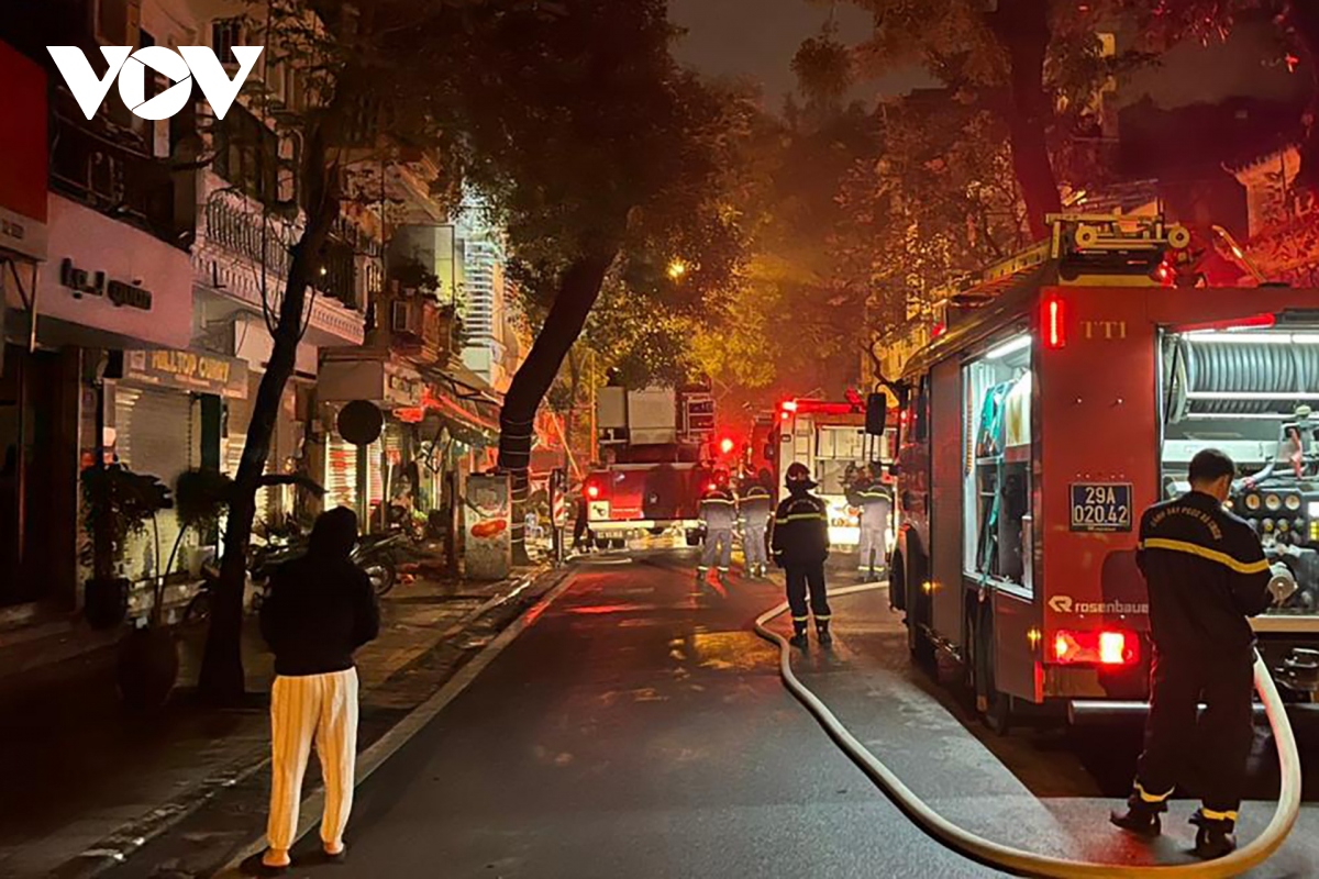 Hiện trường vụ cháy khiến 4 người tử vong tại phố Hàng Lược, Hà Nội - Ảnh 10.