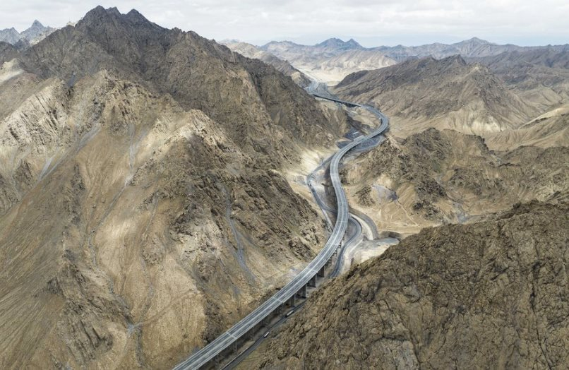 ‘Xẻ núi rẽ sông’, công trình bê tông cốt thép Trung Quốc vươn dài 5.200 km chỉ trong một năm, khẳng định độ chịu chi để nâng cấp hạ tầng giao thông - Ảnh 1.