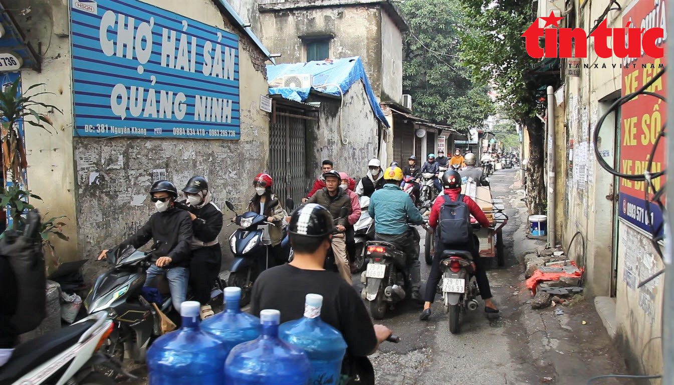 Hà Nội: Cận cảnh con đường 'đau khổ' mà quận Cầu Giấy muốn cải tạo trong năm 2024 - Ảnh 2.