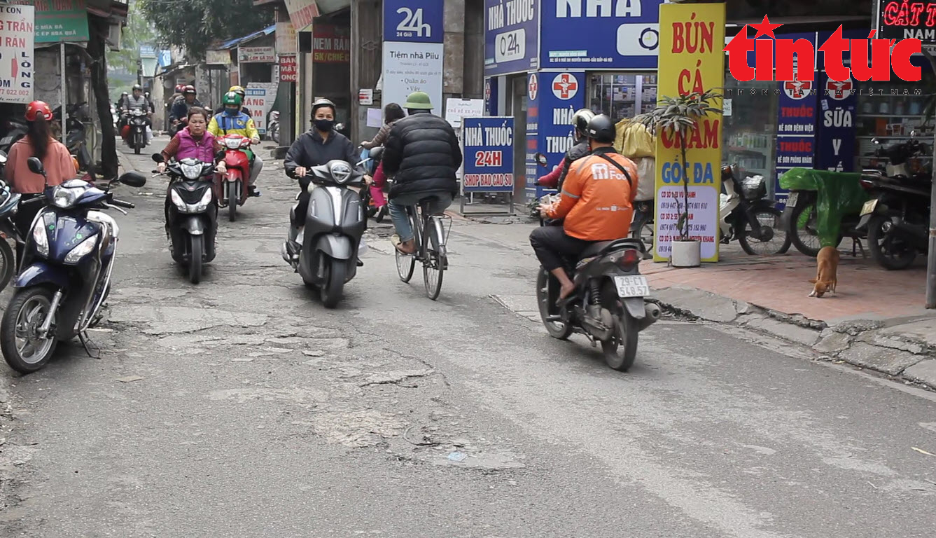 Hà Nội: Cận cảnh con đường 'đau khổ' mà quận Cầu Giấy muốn cải tạo trong năm 2024 - Ảnh 9.