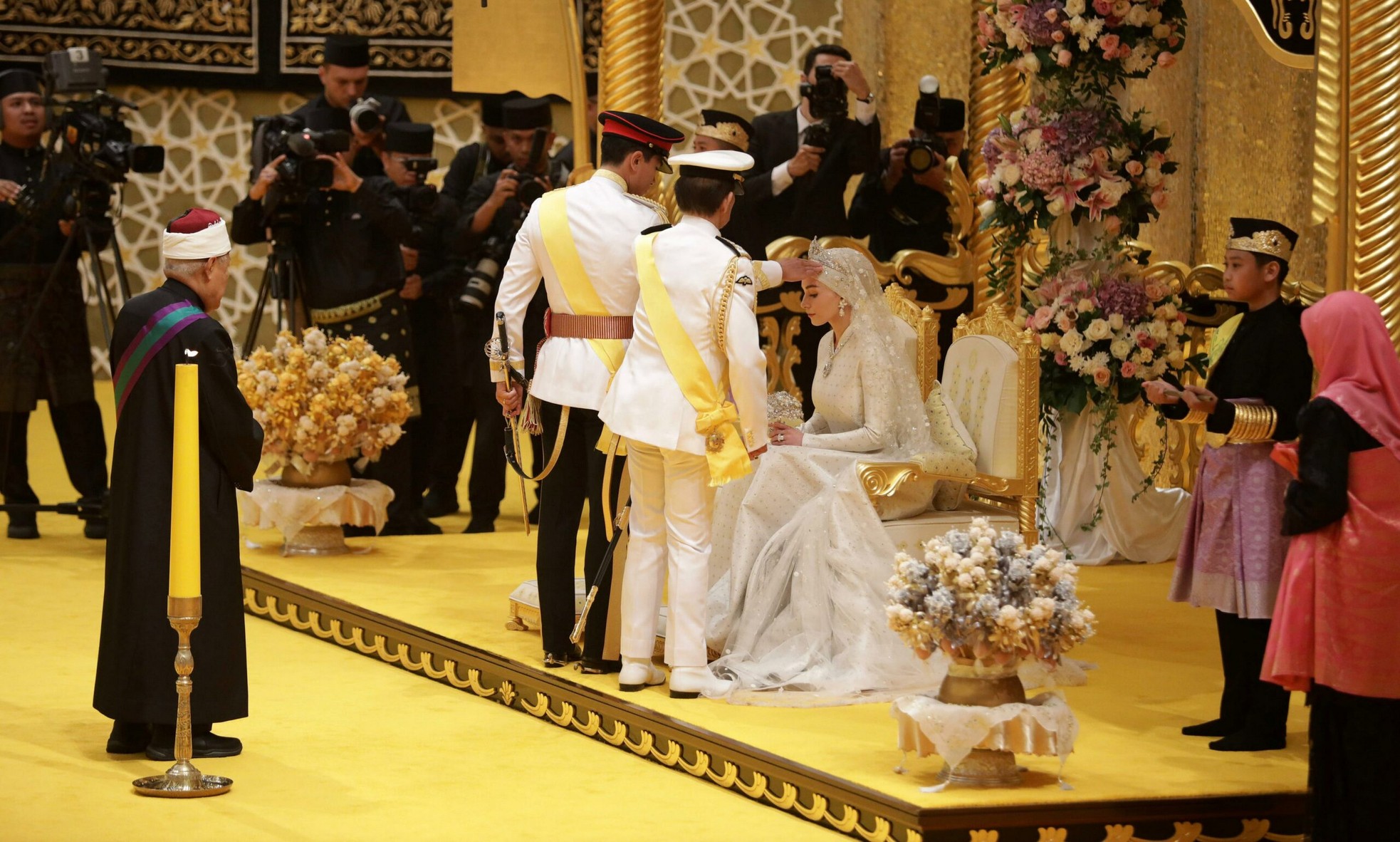 Có gì trong đám cưới kéo dài 10 ngày của Hoàng tử Brunei - Ảnh 3.