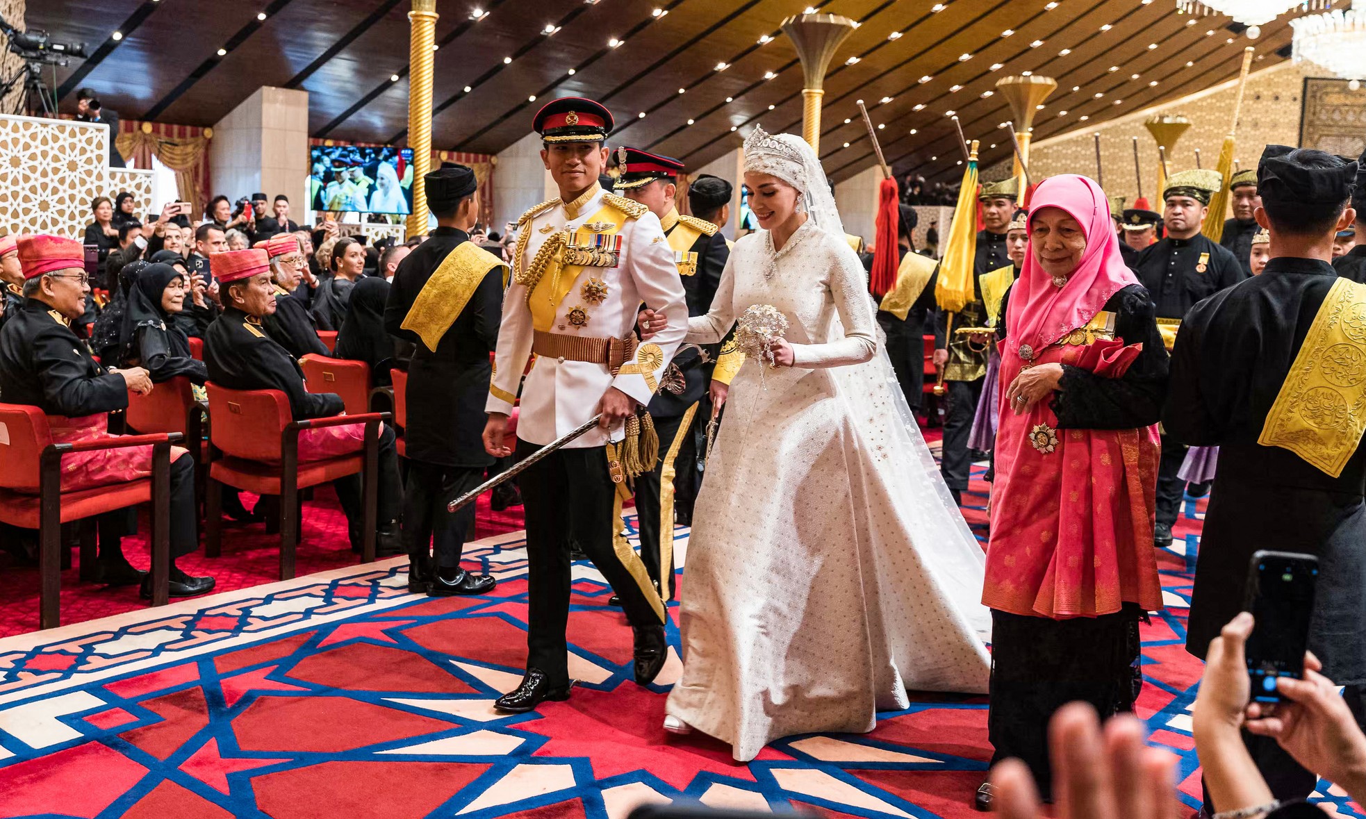 Có gì trong đám cưới kéo dài 10 ngày của Hoàng tử Brunei - Ảnh 2.