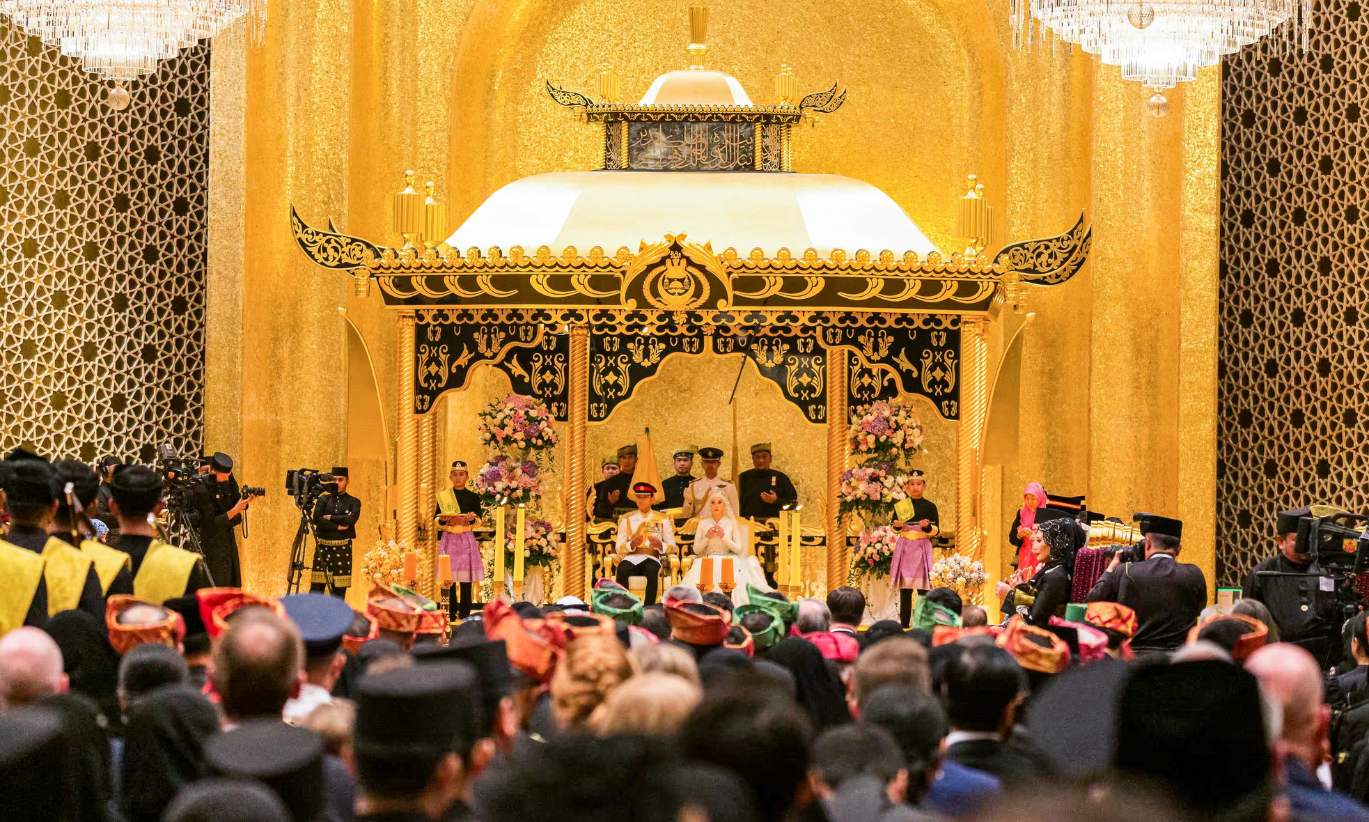 Có gì trong đám cưới kéo dài 10 ngày của Hoàng tử Brunei - Ảnh 1.