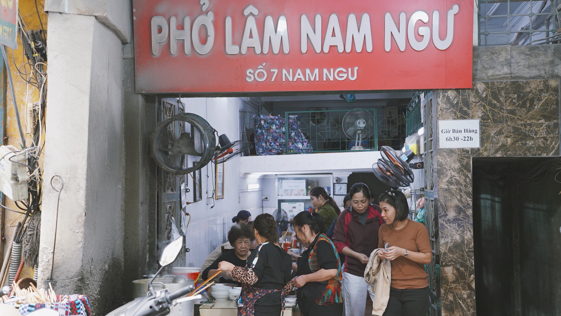 Phở Lâm (Hà Nội) đông nghịt khách sau drama, nhiều bạn trẻ phải ngậm ngùi ra về vì hết hàng- Ảnh 1.