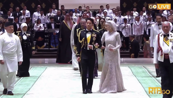 Tiệc Hoàng gia hậu đám cưới Hoàng tử Brunei: Nàng dâu mới đẹp lộng lẫy trong chiếc váy thu hút mọi ánh nhìn- Ảnh 4.