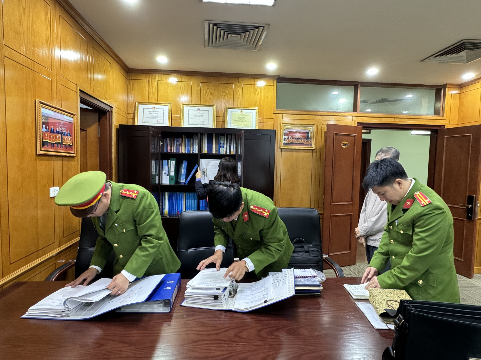 Khởi tố, bắt tạm giam Phó Cục Trưởng Cục Đăng kiểm Việt Nam - Ảnh 8.