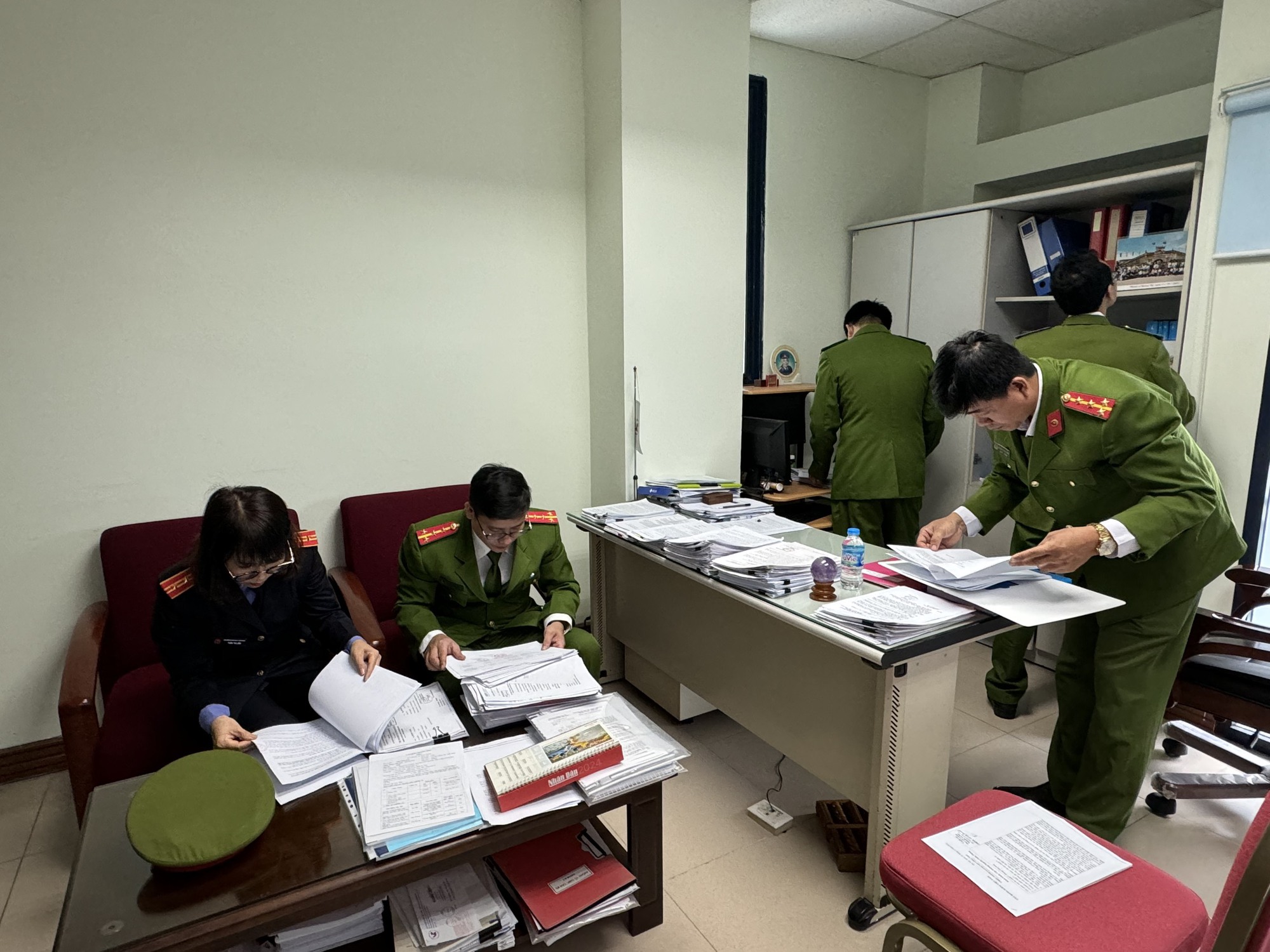 Khởi tố, bắt tạm giam Phó Cục Trưởng Cục Đăng kiểm Việt Nam - Ảnh 6.