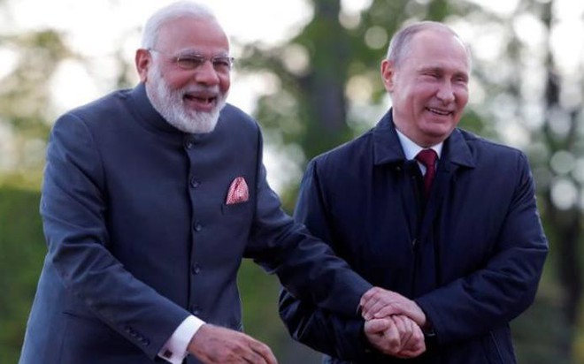 Tổng thống Nga Vladimir Putin (phải) và Thủ tướng Narendra Modi. Ảnh: PTI